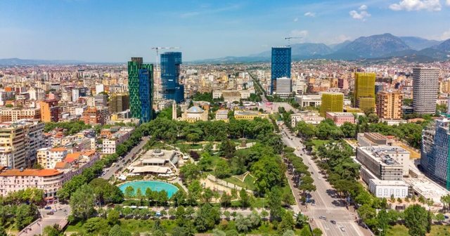 Bashkitë mbeten peng i ciklit të ndërtimit, rënia e lejeve godet të ardhurat e 9-mujorit