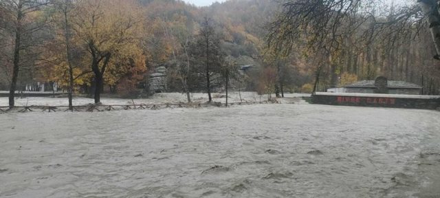 Greqi/ Lumi Aliakmonas del nga shtrati, dëmtohet ura historike në Kostur