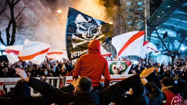 VIDEO/ Dalin pamjet e sherrit masiv të tifozëve para ndeshjes së Europa League