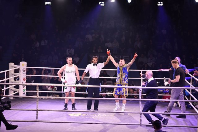 Durrës, Leo Xhangoli mposht boksierin anglez dhe fiton brezin e artë të “Titans Fight 6”