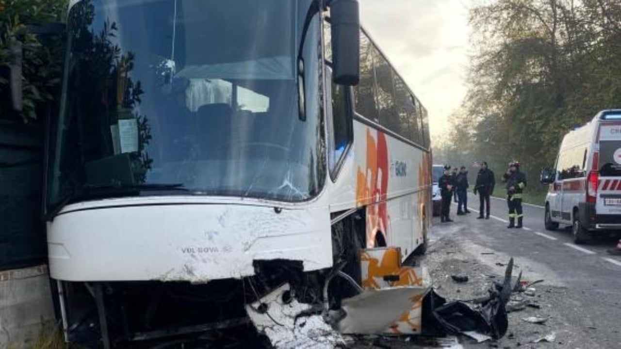 Autobusi me 50 nxënës përplaset me “BMW”-në, një i vdekur dhe 20 të plagosur