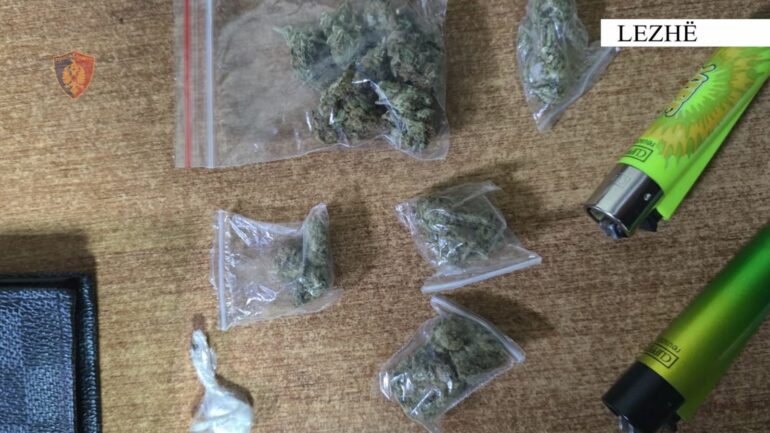 Shisnin kanabis dhe kokainë, kapen në flagrancë 3 persona, mes tyre 1 i mitur