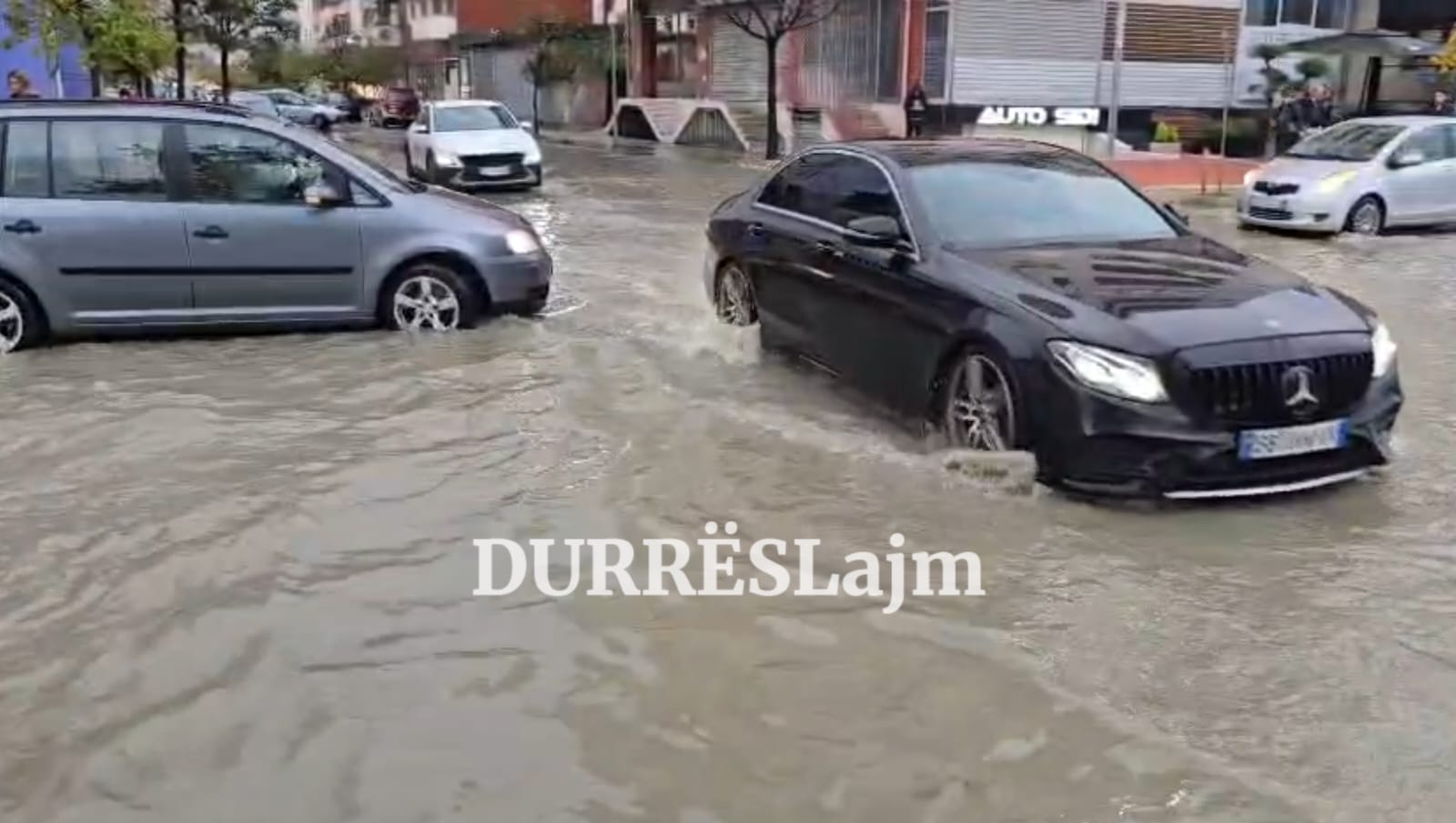 Durrës, rrugët përmbyten pas reshjeve të mëngjesit (VIDEO)