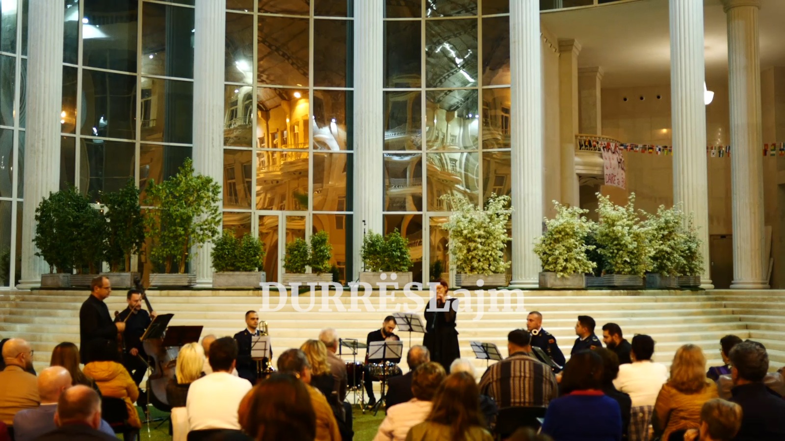 &#8220;Historia e ushtarit&#8221;, një vepër magjike rikthehet në Durrës (VIDEO)