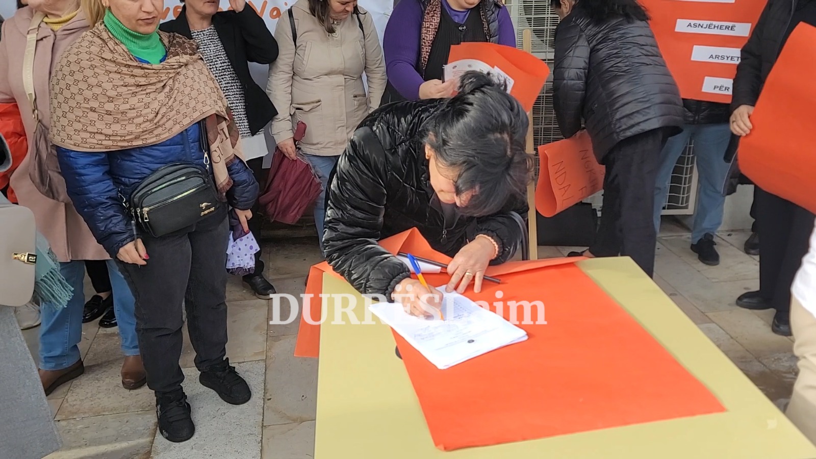 Nis nga Durrësi nënshkrimi i peticionit për Amnistinë &#8211; Pro Mbledhjes së Armëve (VIDEO)