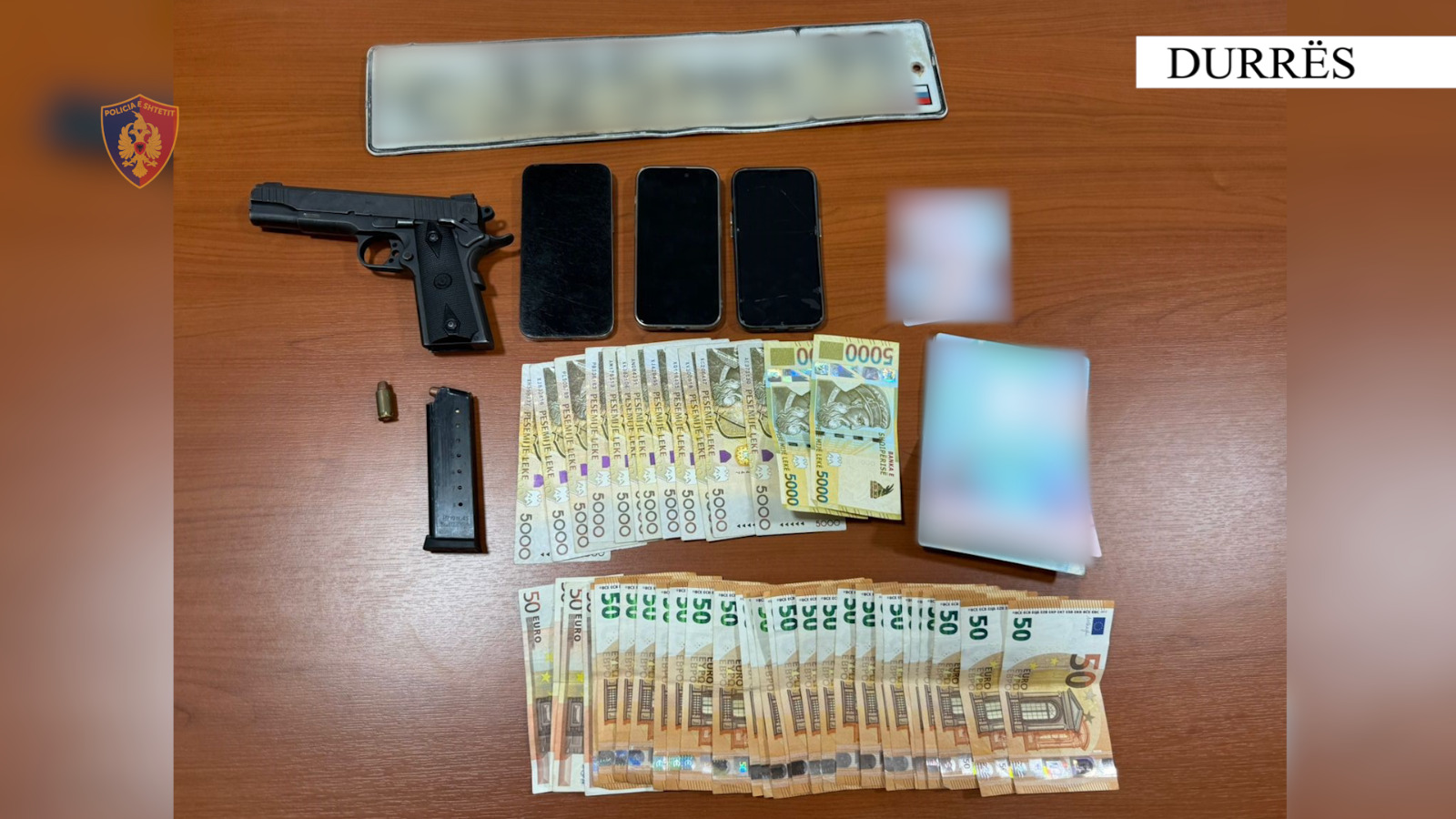 Qarkullonin me makinë të blinduar dhe pistoletë në brez, policia e Durrësit arreston dy të rinjtë