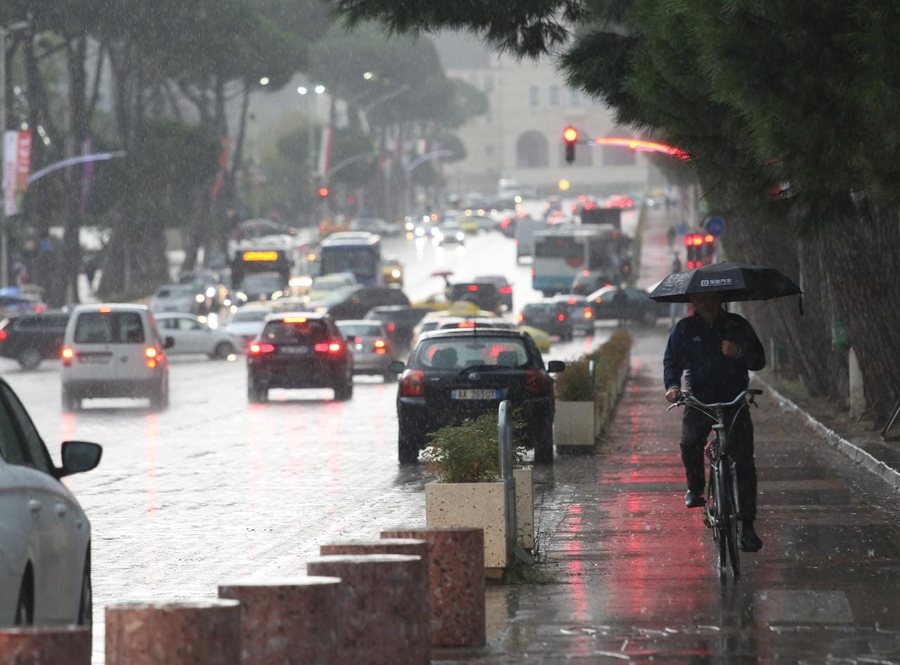 Rrëshqitje dherash dhe dëmtim i infrastrukturës, si paraqitet situata pas motit të keq për secilin qark