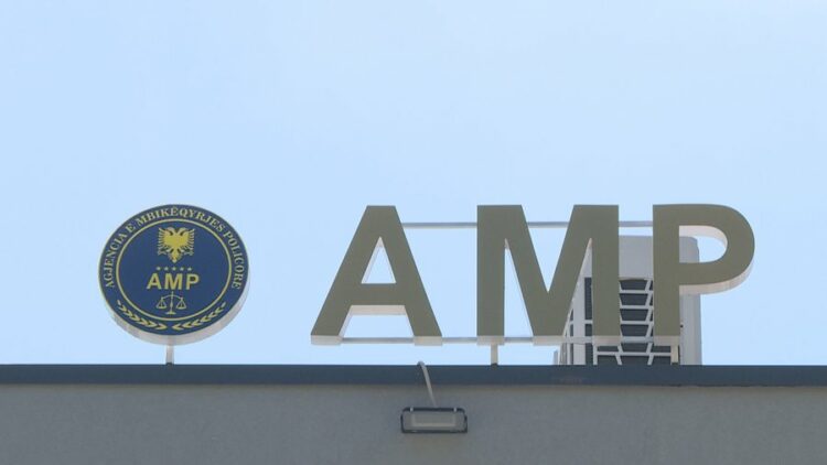 Kërcënoi dhe dhunoi një person, arrestohet punonjësi i policisë 