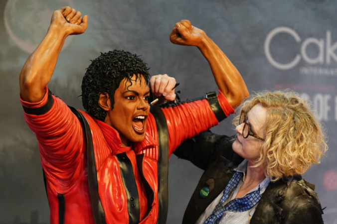 Një tortë gjigante e Michael Jackson mahnit vizitorët në Britani gjatë Halloween-it