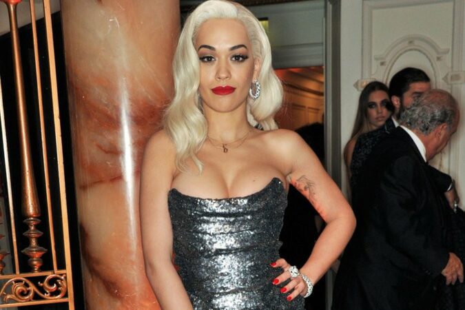 Rita Ora flet për fëmijërinë si refugjate