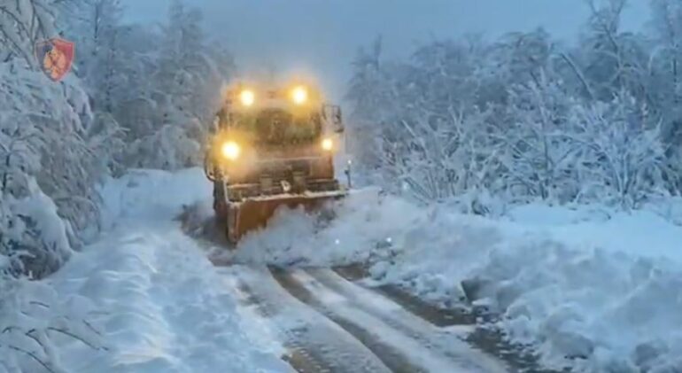 Reshjet e dëborës, “Rrugorja” apel shoferëve: Respektoni sinjalistikën dhe pajisuni me goma dimërore