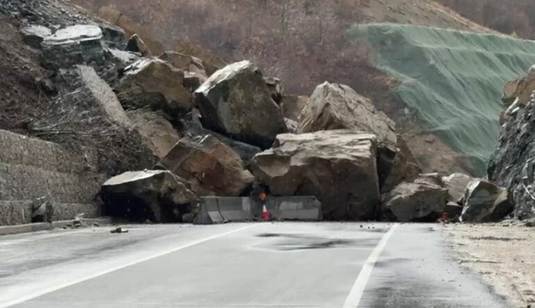 Shkëputet mali dhe bllokon rrugën Qukës &#8211; Qafë Plloçë