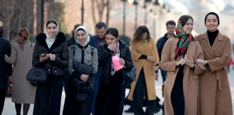 Kufizimet e reja për veshjen “synojnë kontrollin” ndaj grave në Çeçeni