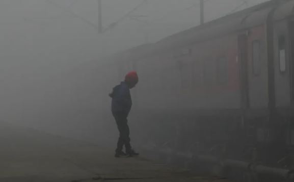 “Më zë paniku sa herë që ajo kollitet”/ Ajri toksik i Delhit po i sëmur fëmijët, ndotja arrin në vlera 20 herë mbi limitin
