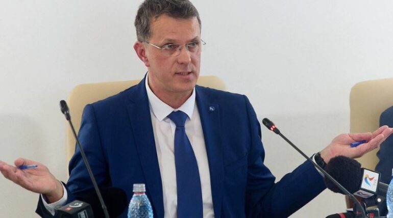 Gënjeu në CV, jep dorëheqjen ministri rumun i Mbrojtjes