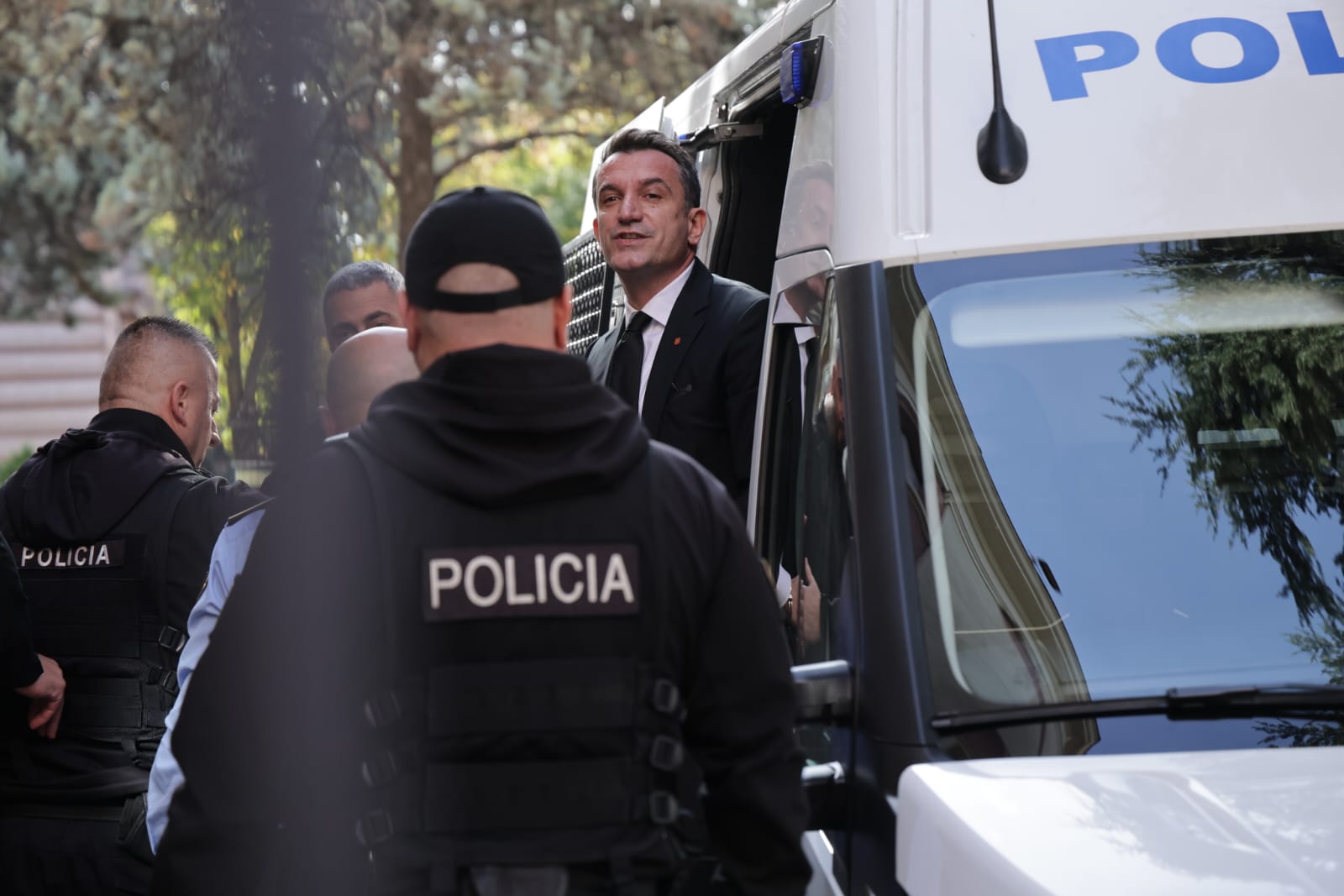 Avokatja e Popullit dhe dy komisionerë vizitojnë Erion Veliajn në burgun e Durrësit