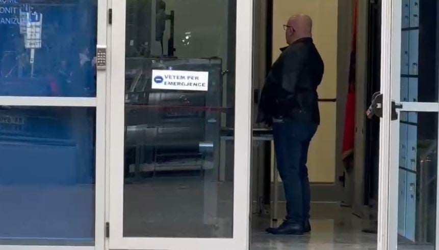 Avokati Genc Gjokutaj në SPAK, kërkon datë tjetër për fletë-thirrjen e Berishës