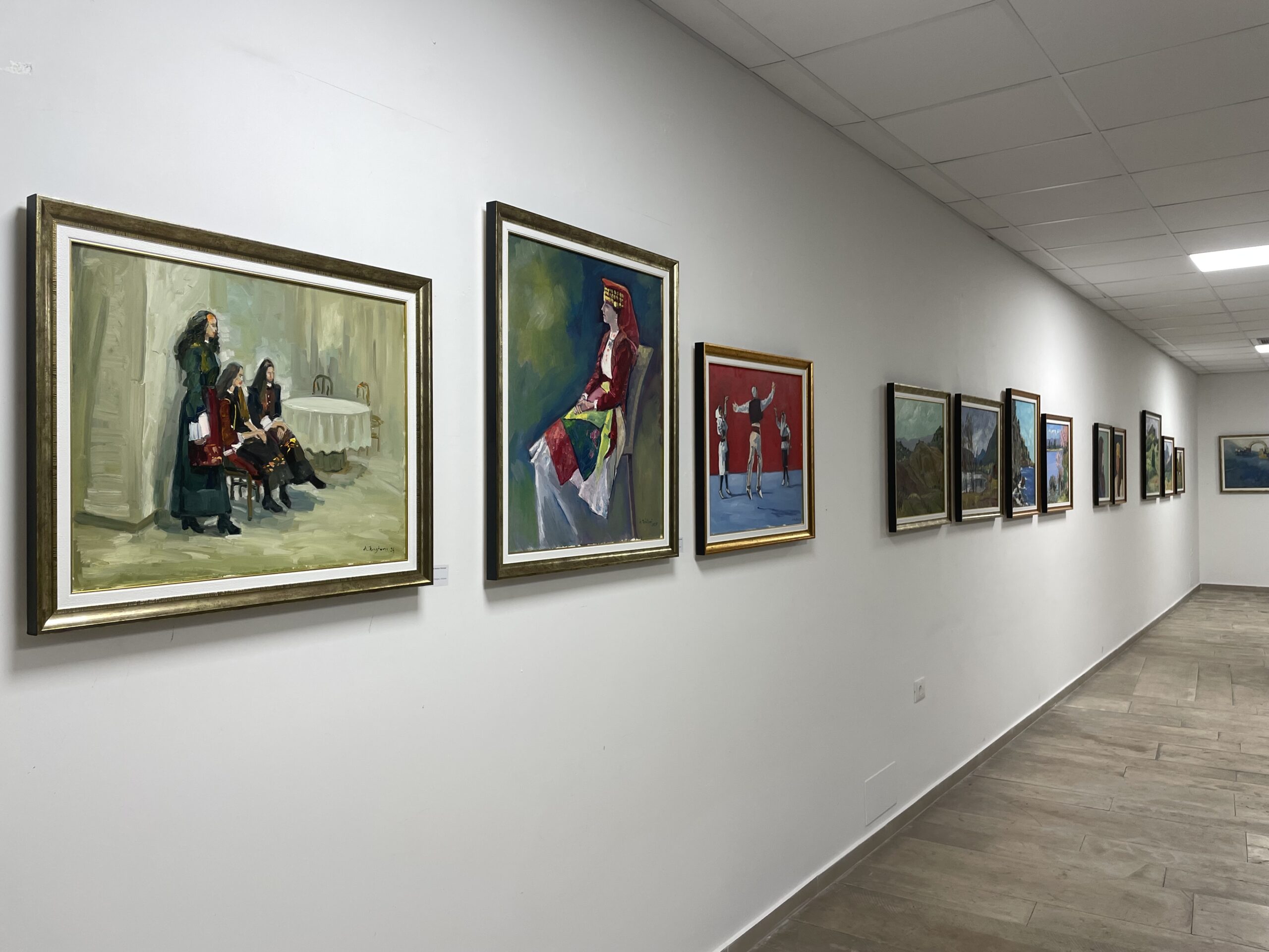 Stinë shumëngjyrëshe në galerinë e arteve “Nikolet Vasia”