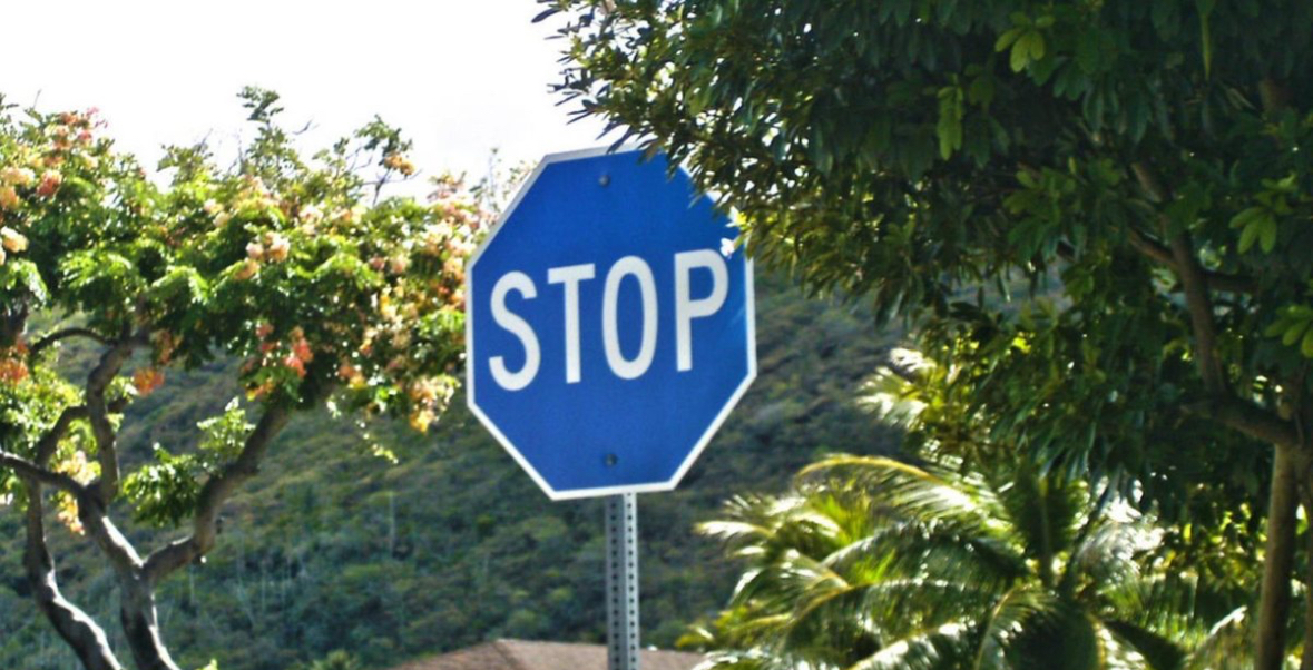 A keni hasur ndonjëherë në rrugë tabelën “STOP” me sfond blu? Ja çfarë kuptimi ka në vende të ndryshme 