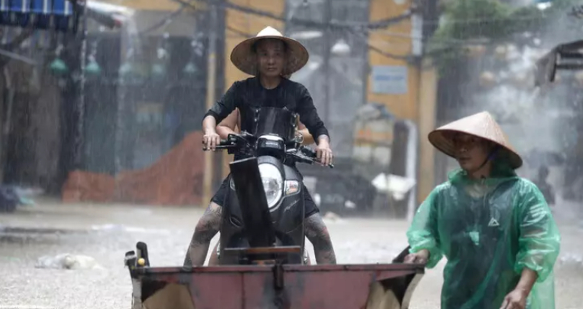 Rrugët të kthyera në lumenj/ Rëndohet bilanci, 35 persona humbin jetë nga përmbytjet në Vietnam. Mbi 16 mijë shtëpi nën pushtetin e ujit 