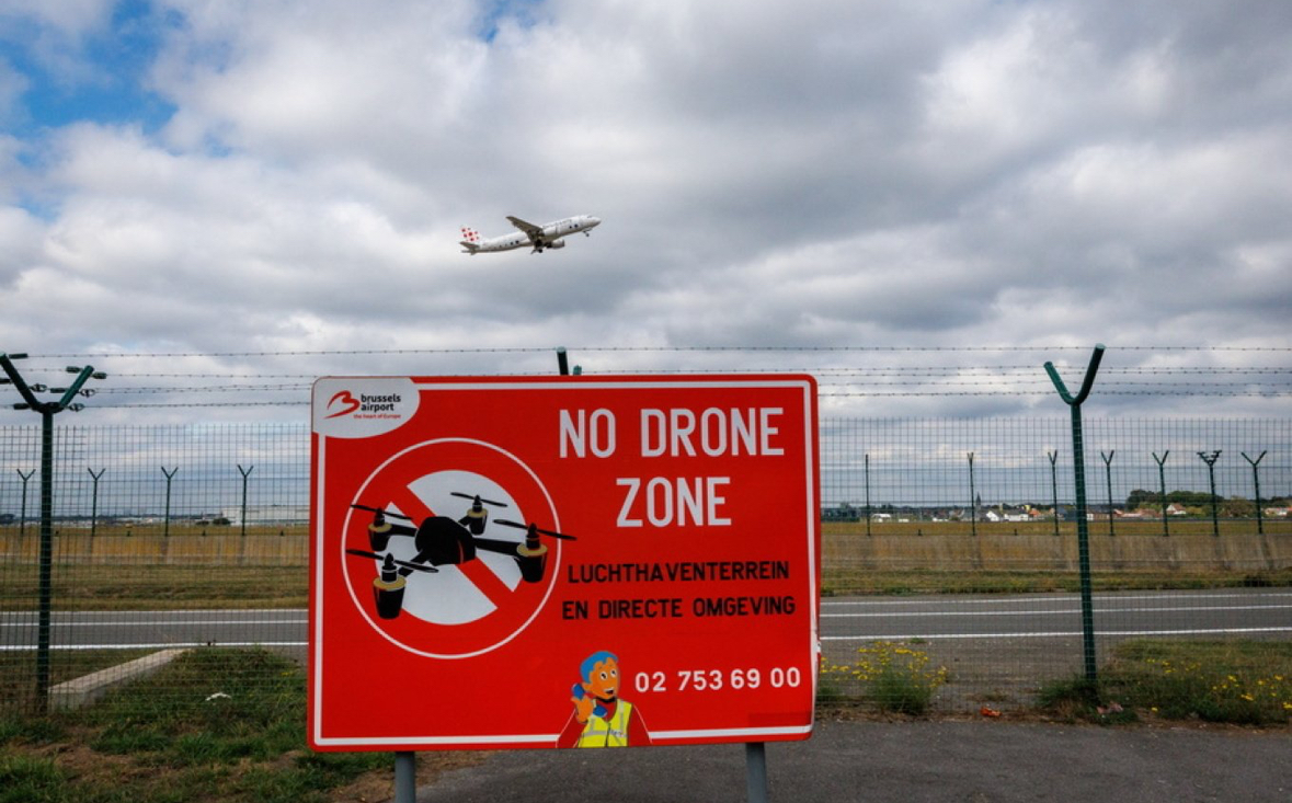 Aeroporti Ndërkombëtar i Brukselit mbyllet përkohësisht pas pamjes së një droni
