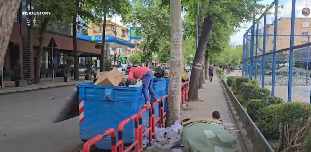 Alarmante! Fëmijët mbledhin mbetje spitalore të rrezikshme nga koshi i plehrave pranë spitalit 