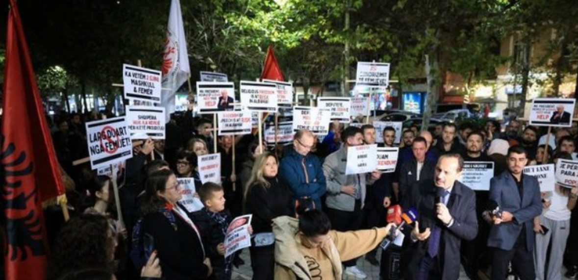 Vijon protesta përpara Kuvendit kundër projektligjit “Për barazinë gjinore” 