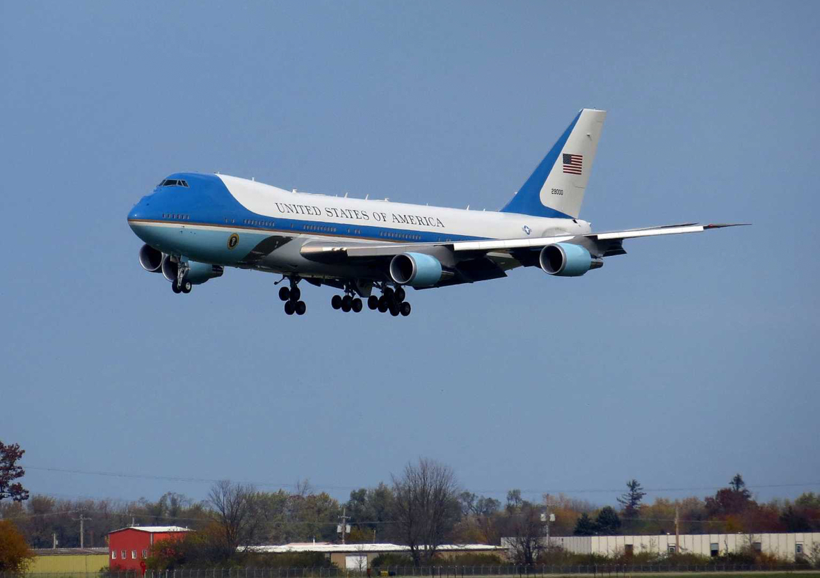 Një “pako e dyshimtë” pranë avionit të Trump, personat që e prekën u helmuan