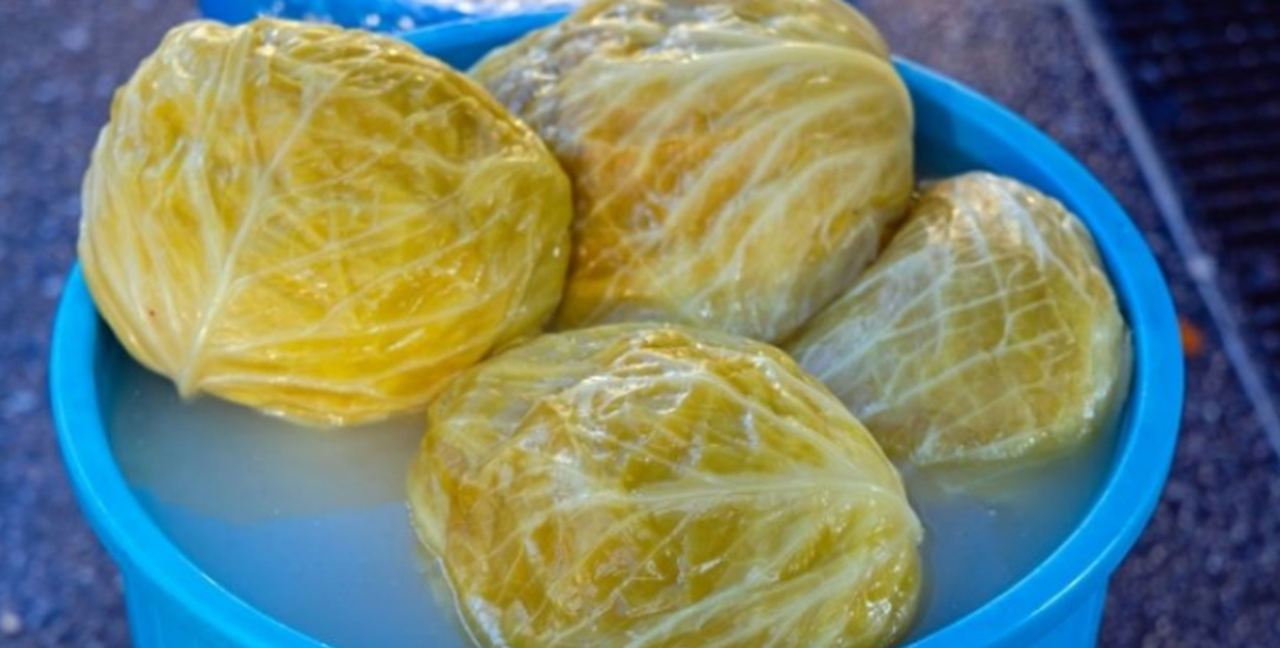 Të gjithë e hamë në dimër, por pak njerëz e dinë se çfarë i bën në të vërtetë lakra turshi trupit 