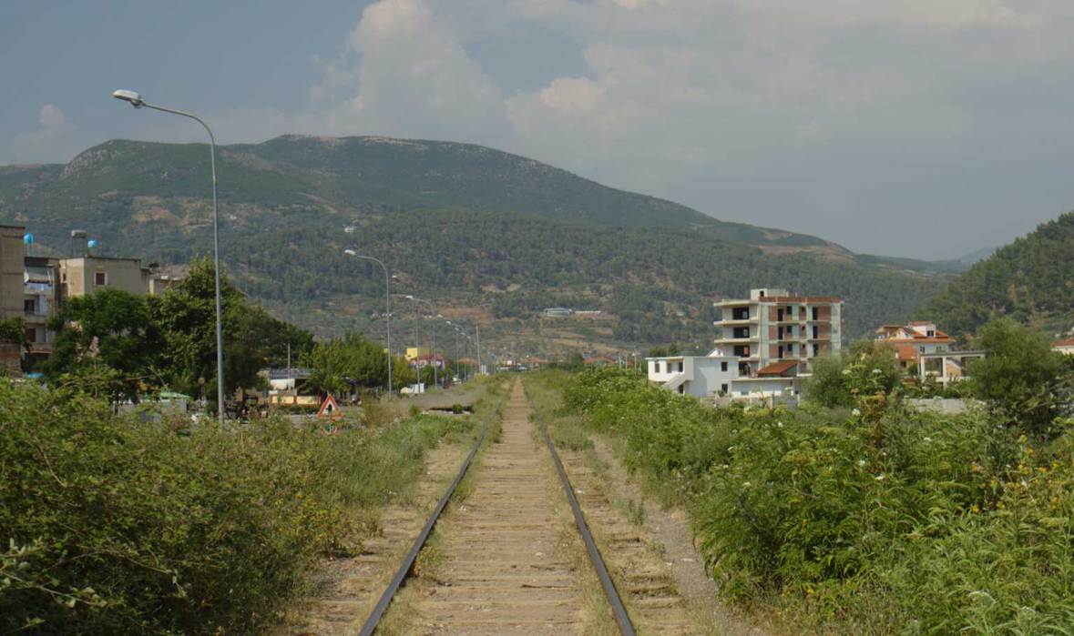 Gjendet një person i pajetë pranë hekurudhës Peqin–Elbasan