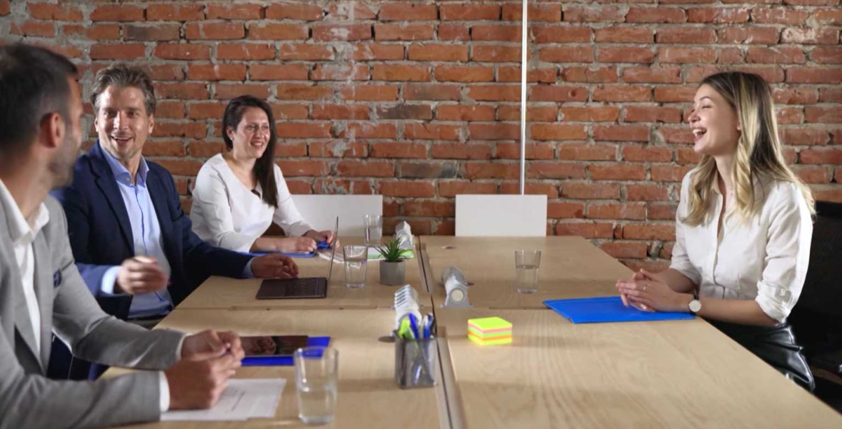 Orët e gjatë të punës, ndikimi që ka komunikimi me kolegët në shëndetin mendor