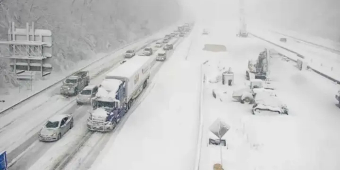 Stuhia e fortë dimërore godet 13 shtete të SHBA-së: Mbi 38 cm borë dhe akull