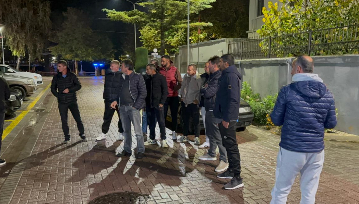 Arrestimi i Kevi Muçllarit në Pogradec, bashkëfshatarët protestë para komisariatit