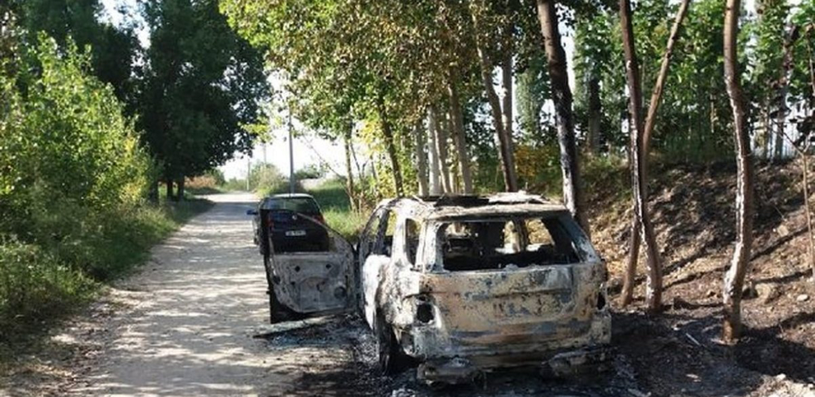 Makina me traga greke u gjet e djegur në fshatin Halil/ Policia: Brenda mjetit të autorëve u gjetën 4 armë