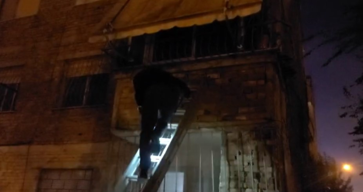 Zjarr në një banesë në lagjen “Isa Boletini” të Vlorës, zjarrfikësja në vendngjarje