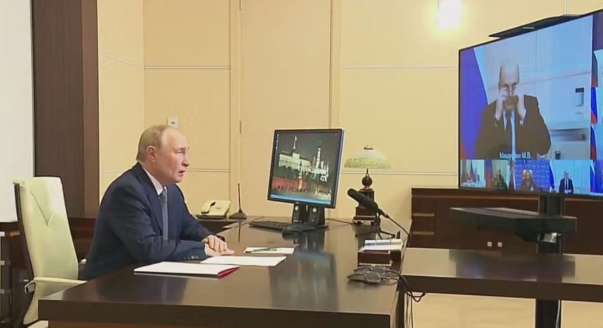 Tre zyra identike në tre qytete të ndryshme, ja se si Putini e maskon “pozicionin” e tij për të mbajtur fjalime