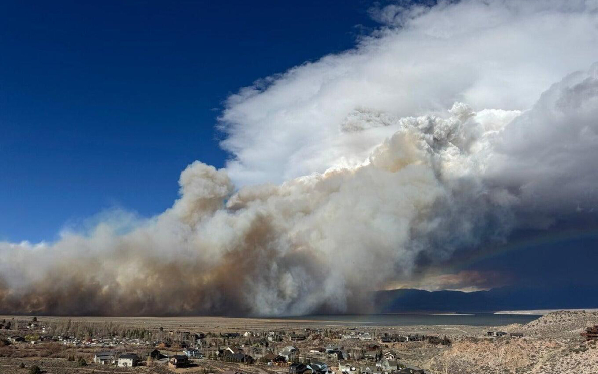 Një zjarr dhe stuhi të forta kërcënojnë Kaliforninë, 1400 të evakuar