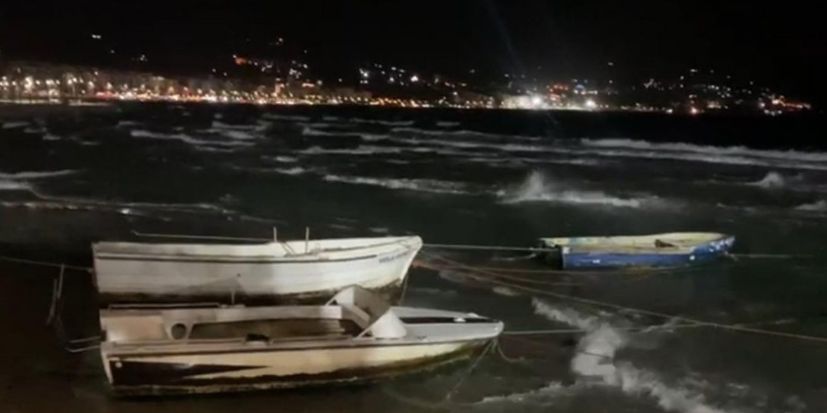 Përkeqësimi i motit/ Kapiteneria e Vlorës ndalon daljen në det të mjeteve të vogla 