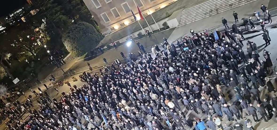 Militantët opozitar zhgënjejnë në pjesëmarrje, pamjet nga protesta para Kryeministrisë 