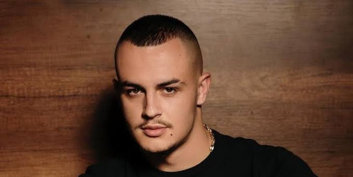 Plas arma mes artistëve, Don Xhoni me grupin e tij sulmojnë producentin e njohur 