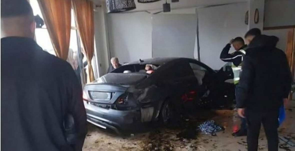 Makina del nga rruga dhe futet brenda në lokal, 3 persona të plagosur në Cërrik 