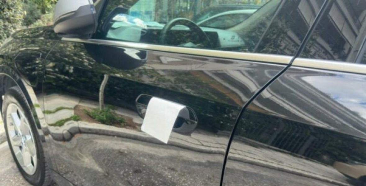 Peceta në dorezën e makinës, truku i ri i hajdutëve, ja strategjia që përdorin 