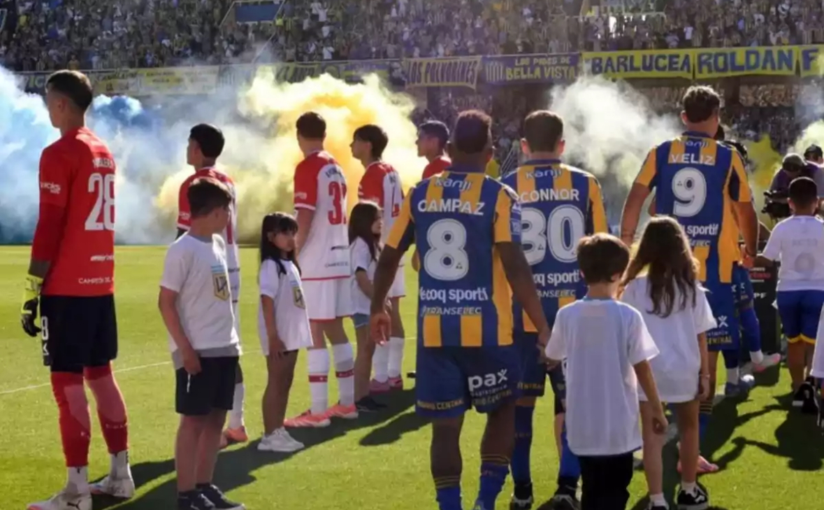 E paprecedentë, shfaqje e turpshme në Argjentinë, lojtarët e Rosarios i kthejnë kurrizin kundërshtarëve 