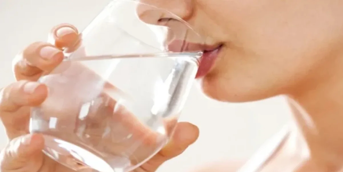 Ja pse pirja e ujit në këmbë është e dëmshme për shëndetin? 