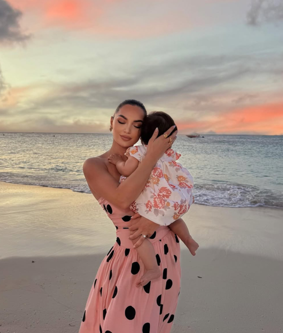 Samanta Karavella publikon fotografinë e embël me të voglën e saj 