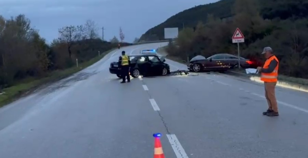 Dy automjete përplasen kokë më kokë në Levan-Tepelenë, lëndohen 2 persona
