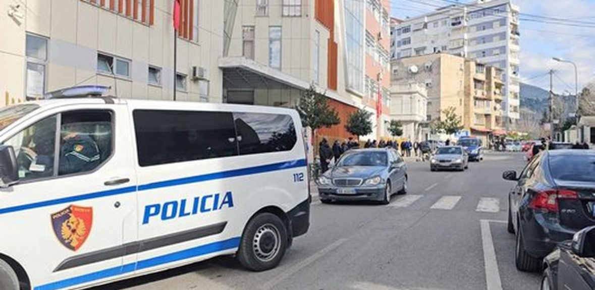  I dënuar për armëmbajtje pa leje dhe shitje narkotikësh, arrestohet  63-vjeçari në Elbasan 