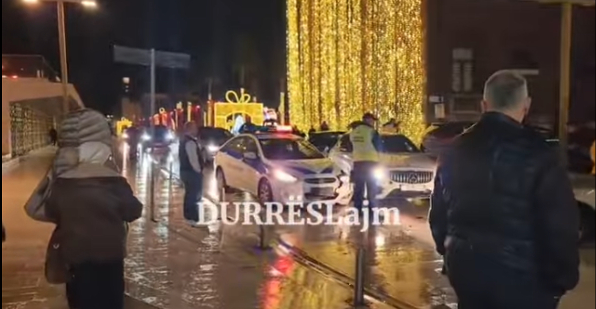 Video/ Makina e Policisë përplaset me një automjet tjetër në qendër të Durrësit