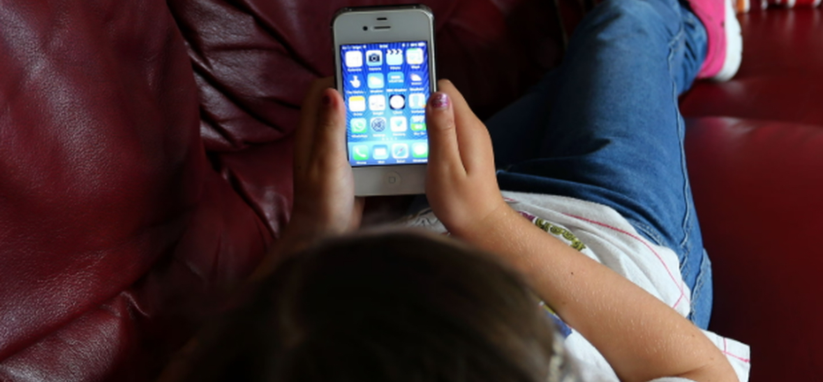 Përdorimi i telefonave inteligjentë para moshës 13 vjeç, ndikon në strukturën e trurit 