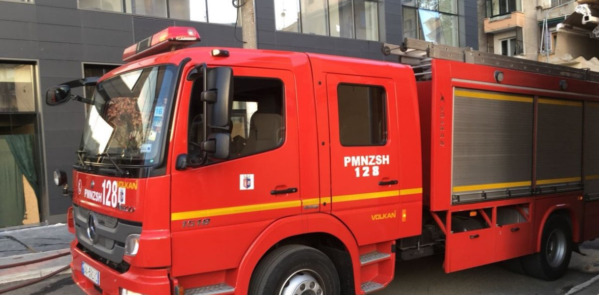 Zjarr në orët e para të mëngjesit në Sarandë, shkrumbohet lokali i drurit 